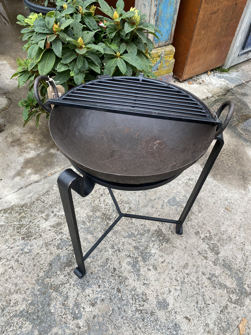 Ø40-42CM | Vintage Indian fire bowl, stand & grill
