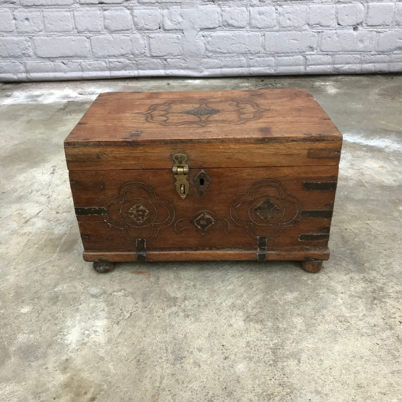 ANTIQUE INDIAN CHEST WITH DECORATIVE BRASS INLAY